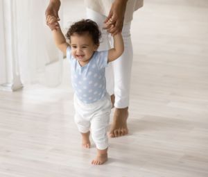 Child learning to walk / Plentyn yn dysgu cerdded