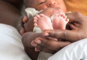 Baby with feet pointing upwards / Baban gyda thraed yn pwyntio tuag at i fyn