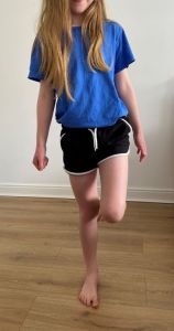 Single Leg stand / Ceisiwch sefyll ar y goes sydd wedi’i hanafu.