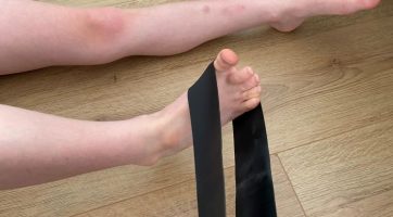 Rhowch eich troed mewn band gwrthiant latecs neu dywel wedi’i rolio’n dynn.